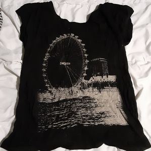 Backless ferris wheel print t-shirt